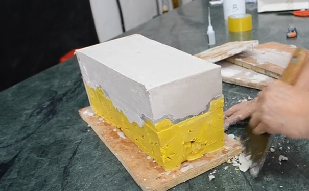 模具硅橡胶成型后怎样制作外模？